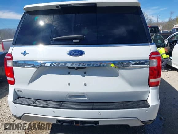 ✅ 2018 Ford Expedition XLT • VIN: 1FMJU1HT5JEA38479 • Lot: 41709605. Wystawiony na IAAI z przebiegiem 177 584 mil. Bezpłatny archiwum sprzedaży aukcyjnych z USA i szczegółowy raport historii pojazdu na DreamBid. Zdjęcie 17.