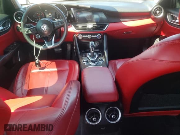 ✅ 2020 Alfa Romeo Giulia • VIN: ZARFAMAN7L7625814 • Lot: 70512215. Wystawiony na Copart z przebiegiem 40 992 mil. Bezpłatny archiwum sprzedaży aukcyjnych z USA i szczegółowy raport historii pojazdu na DreamBid. Zdjęcie 8.