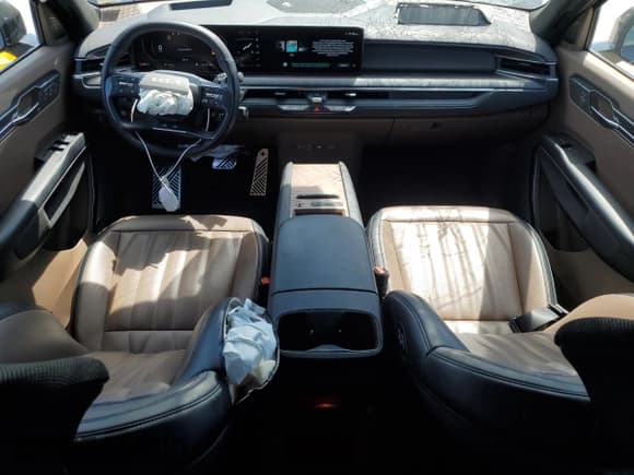 ✅ 2024 Kia EV9 GT-Line • VIN: KNDAEFS56R6022614 • Lot: 68198155. Wystawiony na Copart z przebiegiem 15 749 mil. Bezpłatny archiwum sprzedaży aukcyjnych z USA i szczegółowy raport historii pojazdu na DreamBid. Zdjęcie 8.