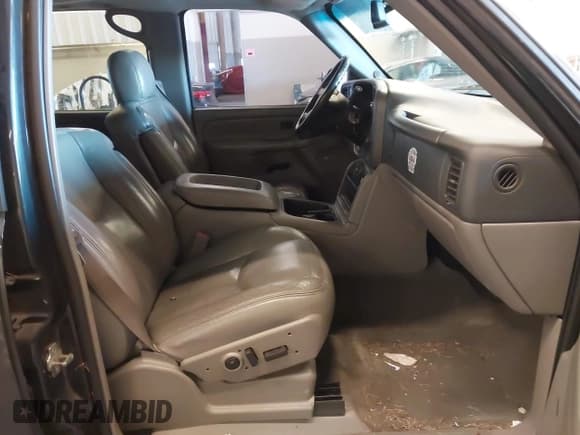 ✅ 2004 Chevrolet Suburban LT • VIN: 1GNFK16Z64J268977 • Лот: 41573029. Опубликован ранее на IAAI с пробегом 181 923 миль. Бесплатный доступ к архиву аукционных продаж из США и подробный отчёт об истории автомобиля на DreamBid. Изображение 5.