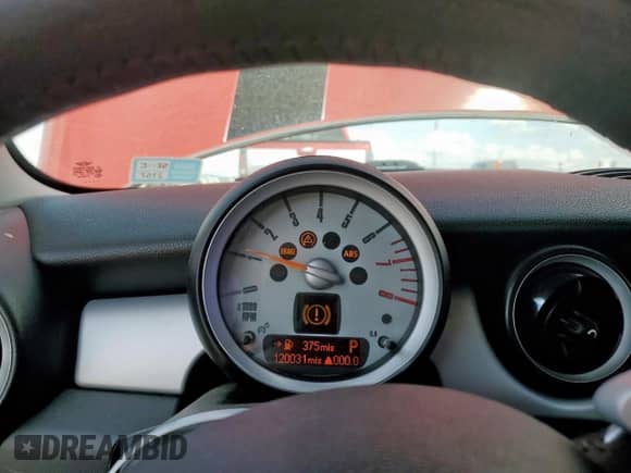 2009 MINI Hardtop z VIN WMWMF33539TW70482, wystawiony jako Copart lot #86130595 z przebiegiem 120 031 mil mil oraz Szkoda całkowita • Salvage title. Historia ofert i sprzedaży dostępna na DreamBid. Obrazek 9.