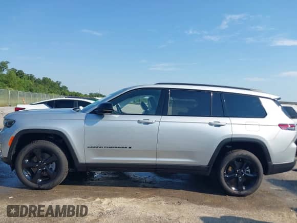 2025 Jeep Grand Cherokee Limited with VIN 1C4RJJBG5S8672323, listed as a IAAI auction lot 43060461 with 4,805 mi miles and . Bid and sale history available at DreamBid. Image 15.