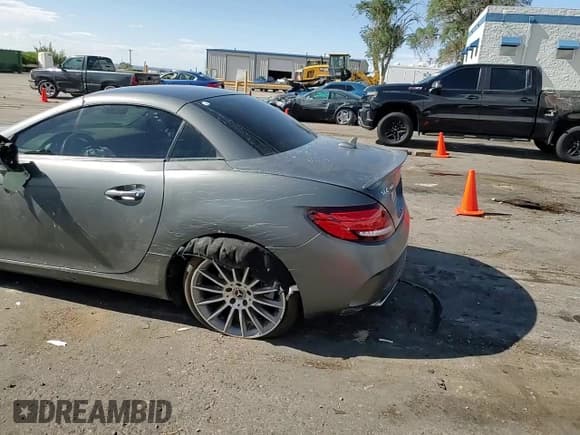 ✅ 2017 Mercedes-Benz SLC 300 • VIN: WDDPK3JA5HF139010 • Лот: 62964345. Опубликован ранее на Copart с пробегом 61 090 миль. Бесплатный доступ к архиву аукционных продаж из США и подробный отчёт об истории автомобиля на DreamBid. Изображение 13.