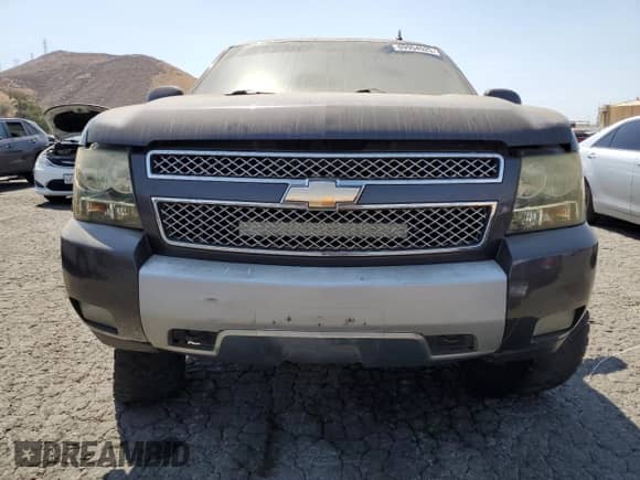 2010 Chevrolet Suburban LT z VIN 1GNUKJE38AR171393, wystawiony jako Copart lot #69954525 z przebiegiem 232 489 mil mil oraz Szkoda całkowita • Salvage title. Historia ofert i sprzedaży dostępna na DreamBid. Obrazek 5.