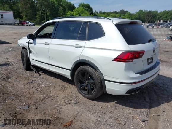 ✅ 2024 Volkswagen Tiguan SE R-Line Black • VIN: 3VVCB7AX4RM099266 • Lot: 42236374. Wystawiony na IAAI z przebiegiem 16 788 mil. Bezpłatny archiwum sprzedaży aukcyjnych z USA i szczegółowy raport historii pojazdu na DreamBid. Zdjęcie 3.