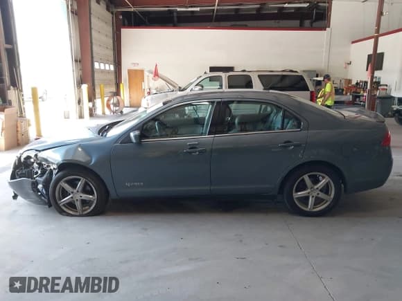 ✅ 2011 Mercury Milan Hybrid • VIN: 3MEDM0L33BR601934 • Lot: 42573108. Listed on IAAI with 161,278 mi. Free auction sales archive from the USA and detailed vehicle history report at DreamBid. Image 14.