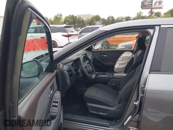 ✅ 2022 Nissan Rogue SV • VIN: 5N1BT3BB7NC677127 • Lot: 43392740. Wystawiony na IAAI z przebiegiem 38 629 mil. Bezpłatny archiwum sprzedaży aukcyjnych z USA i szczegółowy raport historii pojazdu na DreamBid. Zdjęcie 5.