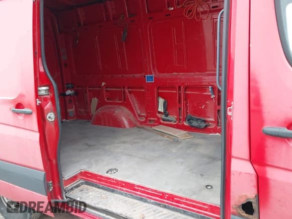 ✅ 2012 Mercedes-Benz Sprinter Cargo • VIN: WD3PE7CC6C5675822 • Lot: 43438138. Wystawiony na IAAI z przebiegiem 278 996 mil. Bezpłatny archiwum sprzedaży aukcyjnych z USA i szczegółowy raport historii pojazdu na DreamBid. Zdjęcie 8.