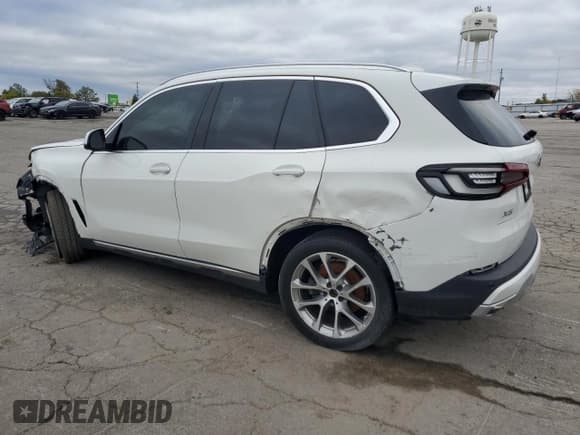 ✅ 2021 BMW X5 xDrive40i • VIN: 5UXCR6C04M9E53560 • Лот: 89476545. Опубликован ранее на Copart с пробегом 42 693 миль. Бесплатный доступ к архиву аукционных продаж из США и подробный отчёт об истории автомобиля на DreamBid. Изображение 2.