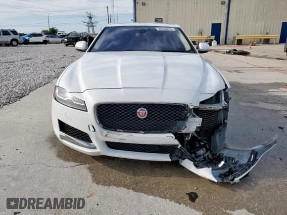 ✅ 2017 Jaguar XF 35t Prestige • VIN: SAJBE4BV4HCY31023 • Lot: 56425255. Listed on Copart with 58,469 mi. Free auction sales archive from the USA and detailed vehicle history report at DreamBid. Image 5.