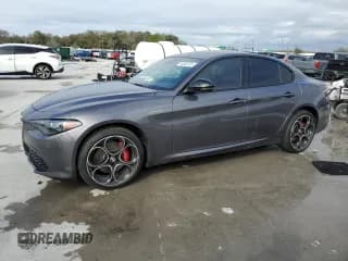 ✅ 2024 Alfa Romeo Giulia Veloce • VIN: ZARFANBN0R7679937 • Lot: 46685725. Wystawiony na Copart z przebiegiem 11 896 mil. Bezpłatny archiwum sprzedaży aukcyjnych z USA i szczegółowy raport historii pojazdu na DreamBid. Zdjęcie 1.