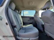 ✅ 2023 Toyota Highlander Hybrid LE • VIN: 5TDZARAH2PS022120 • Lot: 84064675. Wystawiony na Copart z przebiegiem 21 423 mil. Bezpłatny archiwum sprzedaży aukcyjnych z USA i szczegółowy raport historii pojazdu na DreamBid. Zdjęcie 11.