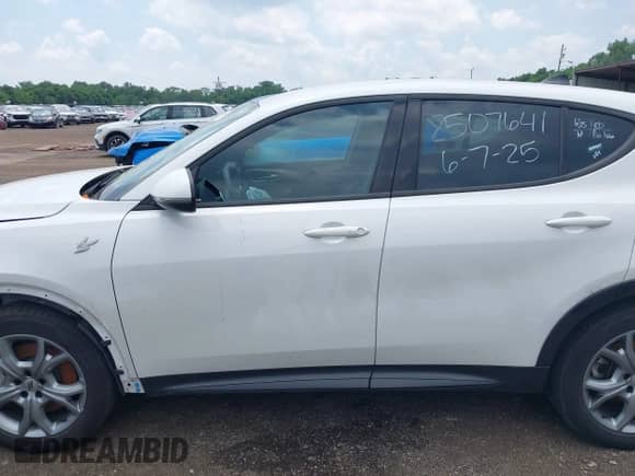 2024 Dodge Hornet R/T z VIN ZACPDFCW0R3A28742, wystawiony jako IAAI lot #42698231 z przebiegiem 34 181 mil mil oraz . Historia ofert i sprzedaży dostępna na DreamBid. Obrazek 14.