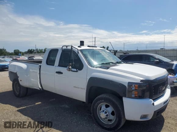✅ 2008 Chevrolet Silverado 1500 • VIN: 1GBJC39628E216942 • Лот: 63582915. Опубликован ранее на Copart с пробегом 109 489 миль. Бесплатный доступ к архиву аукционных продаж из США и подробный отчёт об истории автомобиля на DreamBid. Изображение 4.