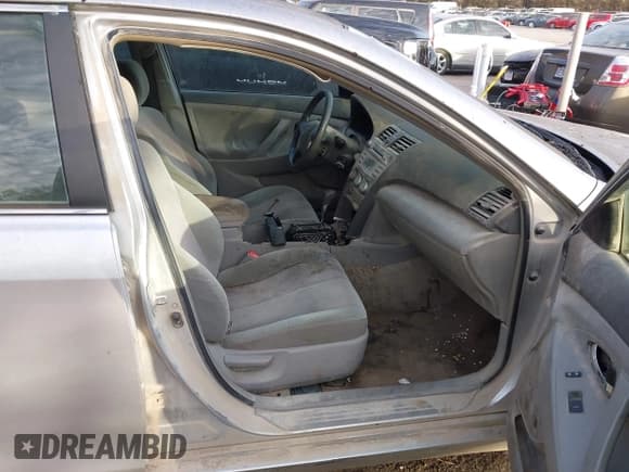 ✅ 2010 Toyota Camry LE • VIN: 4T1BF3EK8AU072699 • Lot: 43684048. Wystawiony na IAAI z przebiegiem 177 725 mil. Bezpłatny archiwum sprzedaży aukcyjnych z USA i szczegółowy raport historii pojazdu na DreamBid. Zdjęcie 5.