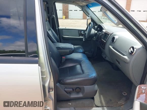 ✅ 2005 Ford Expedition Special Service • VIN: 1FMPU16515LA13255 • Lot: 42010630. Listed on IAAI with 210,101 mi. Free auction sales archive from the USA and detailed vehicle history report at DreamBid. Image 5.