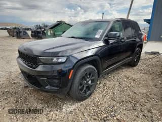 ✅ 2024 Jeep Grand Cherokee Altitude • VIN: 1C4RJHAG5RC109127 • Лот: 81615195. Опубликован ранее на Copart с пробегом 45 039 миль. Бесплатный доступ к архиву аукционных продаж из США и подробный отчёт об истории автомобиля на DreamBid. Изображение 1.