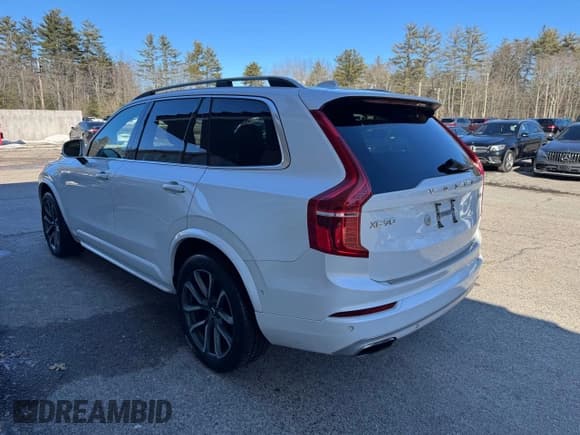 ✅ 2017 Volvo XC90 Momentum • VIN: YV4A22PK4H1126799 • Lot: 47779275. Wystawiony na Copart z przebiegiem 193 815 mil. Bezpłatny archiwum sprzedaży aukcyjnych z USA i szczegółowy raport historii pojazdu na DreamBid. Zdjęcie 3.