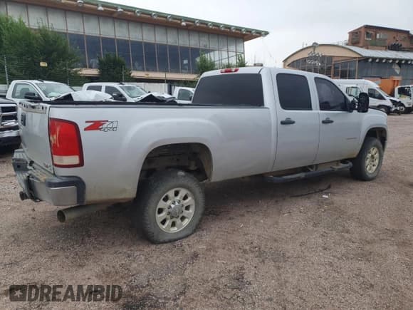 ✅ 2012 GMC Sierra 3500HD SLE • VIN: 1GT423C89CF231267 • Lot: 70217855. Wystawiony na Copart z przebiegiem 281 768 mil. Bezpłatny archiwum sprzedaży aukcyjnych z USA i szczegółowy raport historii pojazdu na DreamBid. Zdjęcie 3.