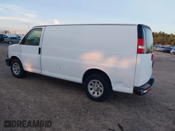 ✅ 2013 Chevrolet Express Cargo • VIN: 1GCSGAFXXD1177332 • Lot: 42768274. Wystawiony na IAAI z przebiegiem 210 481 mil. Bezpłatny archiwum sprzedaży aukcyjnych z USA i szczegółowy raport historii pojazdu na DreamBid. Zdjęcie 3.