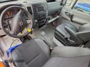 ✅ 2016 Mercedes-Benz Sprinter Cargo Worker • VIN: WD3PE8CD6GP195935 • Lot: 94708035. Wystawiony na Copart z przebiegiem 184 232 mil. Bezpłatny archiwum sprzedaży aukcyjnych z USA i szczegółowy raport historii pojazdu na DreamBid. Zdjęcie 8.