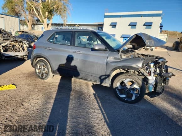 ✅ 2024 Hyundai Venue SEL • VIN: KMHRC8A39RU279939 • Lot: 90418435. Wystawiony na Copart z przebiegiem 47 085 mil. Bezpłatny archiwum sprzedaży aukcyjnych z USA i szczegółowy raport historii pojazdu na DreamBid. Zdjęcie 4.