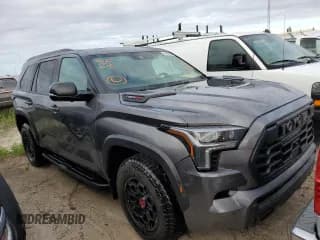 ✅ 2024 Toyota Sequoia SR5 • VIN: 7SVAAABAXRX037287 • Лот: 76935864. Опубликован ранее на Copart с пробегом Не указан. Бесплатный доступ к архиву аукционных продаж из США и подробный отчёт об истории автомобиля на DreamBid. Изображение 4.