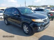 ✅ 2011 Kia Sorento LX • VIN: 5XYKT3A18BG108761 • Лот: 43351958. Опубликован ранее на IAAI с пробегом 176 418 миль. Бесплатный доступ к архиву аукционных продаж из США и подробный отчёт об истории автомобиля на DreamBid. Изображение 1.