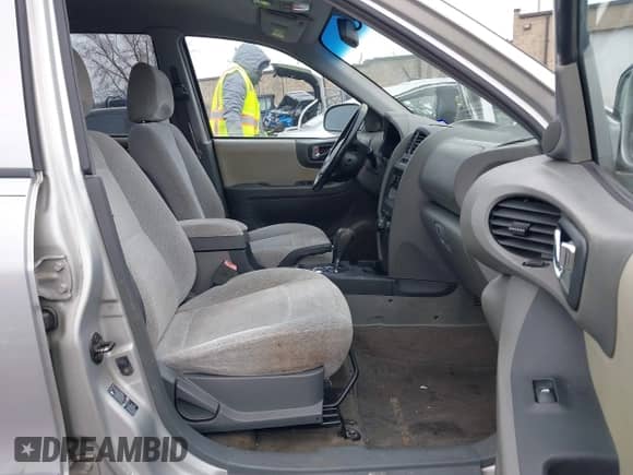 2005 Hyundai Santa Fe GLS z VIN KM8SC73E45U878509, wystawiony jako IAAI lot #41776048 z przebiegiem 171 478 mil mil oraz . Historia ofert i sprzedaży dostępna na DreamBid. Obrazek 5.