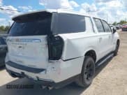 ✅ 2023 Chevrolet Suburban Premier • VIN: 1GNSKFKD5PR334706 • Lot: 43280982. Wystawiony na IAAI z przebiegiem 76 977 mil. Bezpłatny archiwum sprzedaży aukcyjnych z USA i szczegółowy raport historii pojazdu na DreamBid. Zdjęcie 4.