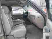 2006 Chevrolet Silverado 1500 LT1 z VIN 2GCEK13T261211113, wystawiony jako IAAI lot #41541256 z przebiegiem 241 415 mil mil oraz . Historia ofert i sprzedaży dostępna na DreamBid. Obrazek 5.