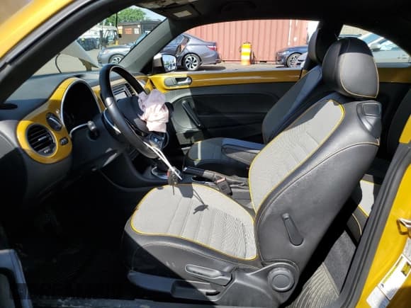 ✅ 2016 Volkswagen Beetle Dune • VIN: 3VWS17AT8GM634281 • Lot: 55547974. Wystawiony na Copart z przebiegiem 60 390 mil. Bezpłatny archiwum sprzedaży aukcyjnych z USA i szczegółowy raport historii pojazdu na DreamBid. Zdjęcie 7.