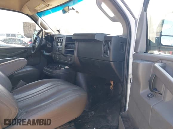 ✅ 2017 Chevrolet Express Cargo • VIN: 1GCWGBFF0H1109366 • Lot: 41494549. Listed on IAAI with 181,398 mi. Free auction sales archive from the USA and detailed vehicle history report at DreamBid. Image 5.