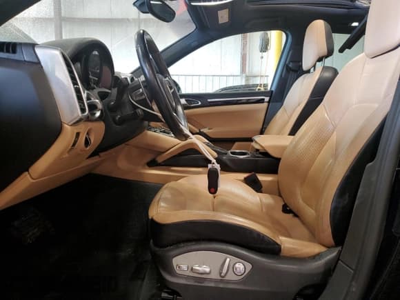 ✅ 2016 Porsche Cayenne • VIN: WP1AA2A29GLA09185 • Lot: 59477665. Listed on Copart with 90,224 mi. Free auction sales archive from the USA and detailed vehicle history report at DreamBid. Image 7.