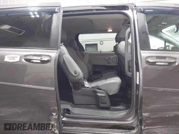 ✅ 2021 Toyota Sienna XLE • VIN: 5TDYSKFC2MS004130 • Lot: 43408630. Listed on IAAI with 135,512 mi. Free auction sales archive from the USA and detailed vehicle history report at DreamBid. Image 8.