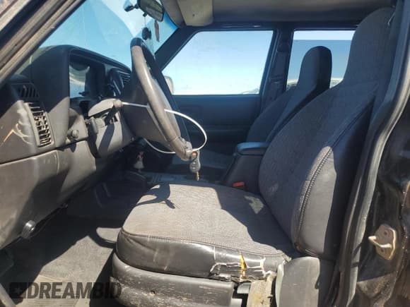 ✅ 2000 Jeep Cherokee • VIN: 1J4FF48S6YL166145 • Lot: 85129215. Wystawiony na Copart z przebiegiem 186 626 mil. Bezpłatny archiwum sprzedaży aukcyjnych z USA i szczegółowy raport historii pojazdu na DreamBid. Zdjęcie 7.