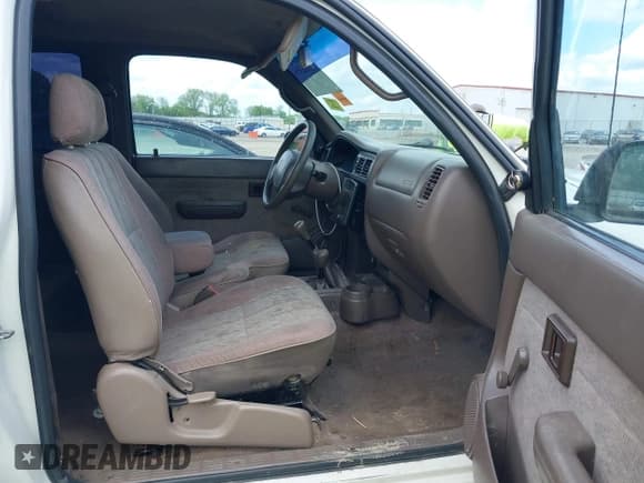 ✅ 1998 Toyota Tacoma • VIN: 4TAWN72N2WZ157302 • Lot: 42105355. Wystawiony na IAAI z przebiegiem 271 251 mil. Bezpłatny archiwum sprzedaży aukcyjnych z USA i szczegółowy raport historii pojazdu na DreamBid. Zdjęcie 5.