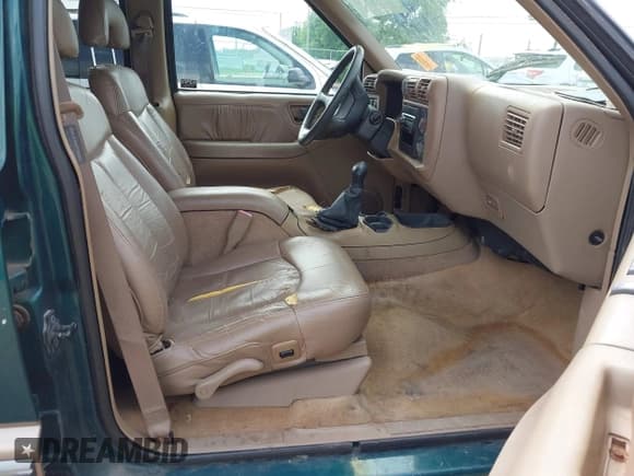 ✅ 1997 Chevrolet Blazer LS • VIN: 1GNDT13W8V2229785 • Lot: 42222096. Wystawiony na IAAI z przebiegiem 244 955 mil. Bezpłatny archiwum sprzedaży aukcyjnych z USA i szczegółowy raport historii pojazdu na DreamBid. Zdjęcie 5.