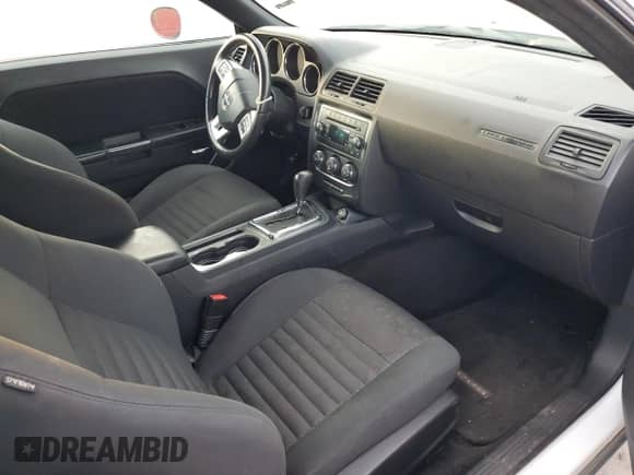 2014 Dodge Challenger SXT z VIN 2C3CDYAG0EH101106, wystawiony jako Copart lot #72629304 z przebiegiem 108 449 mil mil oraz Szkoda całkowita • Salvage title. Historia ofert i sprzedaży dostępna na DreamBid. Obrazek 8.