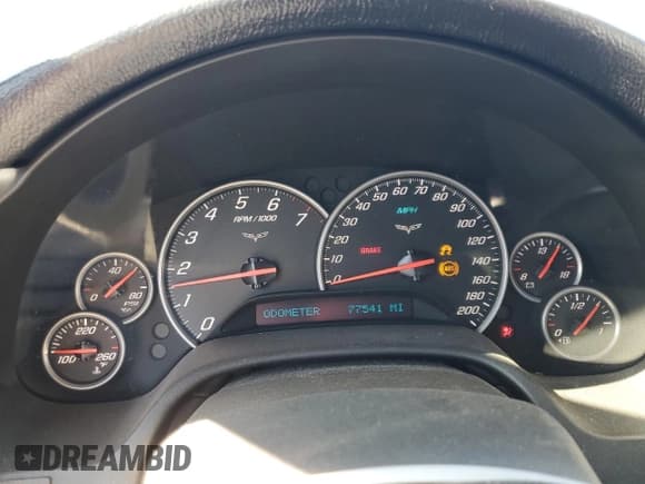 ✅ 2006 Chevrolet Corvette • VIN: 1G1YY36U365112206 • Lot: 82579585. Wystawiony na Copart z przebiegiem 77 541 mil. Bezpłatny archiwum sprzedaży aukcyjnych z USA i szczegółowy raport historii pojazdu na DreamBid. Zdjęcie 9.