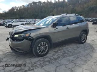 ✅ 2020 Jeep Cherokee Latitude Plus • VIN: 1C4PJMLB4LD575702 • Lot: 90839855. Wystawiony na Copart z przebiegiem 106 736 mil. Bezpłatny archiwum sprzedaży aukcyjnych z USA i szczegółowy raport historii pojazdu na DreamBid. Zdjęcie 1.