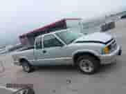 1997 Chevrolet S-10 LS with VIN 1GCCS19X0V8189366, listed as a IAAI auction lot 42729297 with 190,332 mi miles and . Bid and sale history available at DreamBid. Image 14.