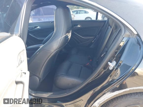 ✅ 2014 Mercedes-Benz CLA 250 • VIN: WDDSJ4GB9EN146661 • Lot: 42598023. Wystawiony na IAAI z przebiegiem 117 271 mil. Bezpłatny archiwum sprzedaży aukcyjnych z USA i szczegółowy raport historii pojazdu na DreamBid. Zdjęcie 8.