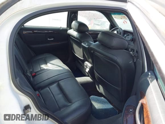 ✅ 2000 Lincoln Town Car Signature • VIN: 1LNHM82W3YY800310 • Lot: 42801252. Listed on IAAI with Not provided. Free auction sales archive from the USA and detailed vehicle history report at DreamBid. Image 8.