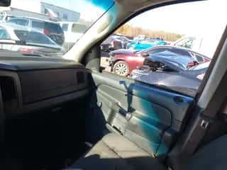 2004 Dodge 1500 SLT z VIN 1D7HA18N64J154045, wystawiony jako IAAI lot #43588549 z przebiegiem 235 780 mil mil oraz . Historia ofert i sprzedaży dostępna na DreamBid. Obrazek 5.