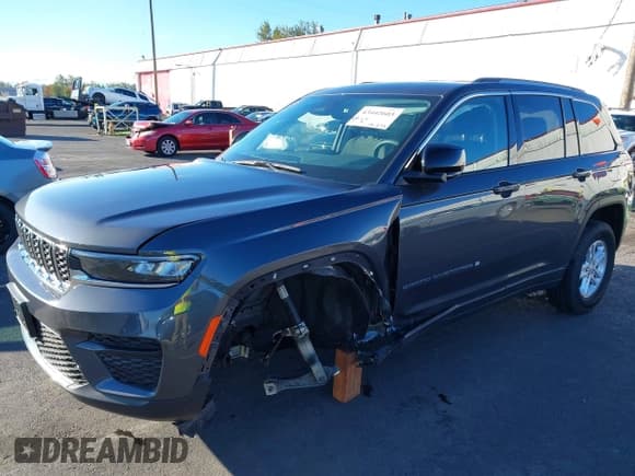 ✅ 2023 Jeep Grand Cherokee Laredo • VIN: 1C4RJHAG4PC586189 • Lot: 43442603. Wystawiony na IAAI z przebiegiem 18 272 mil. Bezpłatny archiwum sprzedaży aukcyjnych z USA i szczegółowy raport historii pojazdu na DreamBid. Zdjęcie 6.