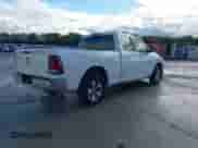 2017 Ram 1500 SLT z VIN 1C6RR6GG4HS676025, wystawiony jako IAAI lot #43585212 z przebiegiem 95 645 mil mil oraz . Historia ofert i sprzedaży dostępna na DreamBid. Obrazek 4.