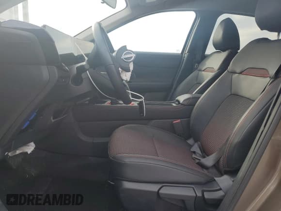 ✅ 2025 Nissan Kicks SR • VIN: 3N8AP6DB4SL332659 • Lot: 87180415. Wystawiony na Copart z przebiegiem 14 812 mil. Bezpłatny archiwum sprzedaży aukcyjnych z USA i szczegółowy raport historii pojazdu na DreamBid. Zdjęcie 7.