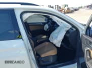 ✅ 2022 Volkswagen Tiguan SE R-Line Black • VIN: 3VVCB7AX5NM009696 • Lot: 42364884. Wystawiony na IAAI z przebiegiem 45 380 mil. Bezpłatny archiwum sprzedaży aukcyjnych z USA i szczegółowy raport historii pojazdu na DreamBid. Zdjęcie 5.