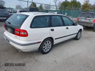 ✅ 2000 Volvo V40 • VIN: YV1VW2551YF540271 • Лот: 41660897. Опубликован ранее на IAAI с пробегом 168 864 миль. Бесплатный доступ к архиву аукционных продаж из США и подробный отчёт об истории автомобиля на DreamBid. Изображение 4.